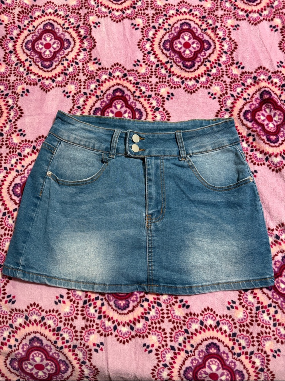 Short denim skirt.